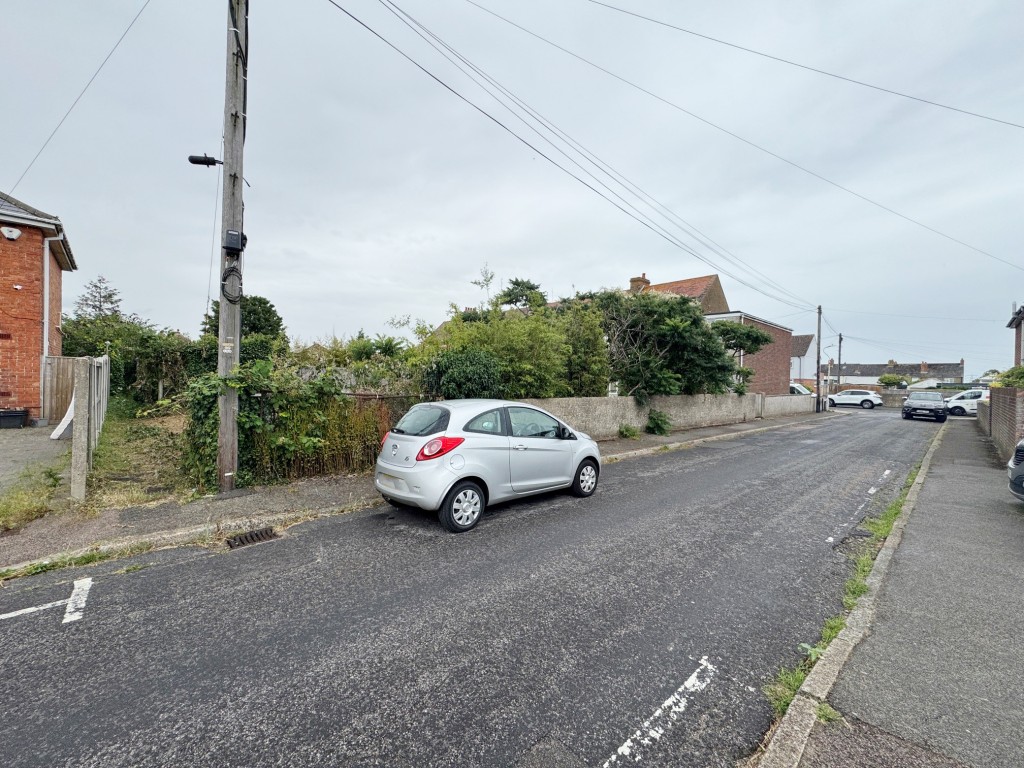 Lot: 16 - FIVE-BEDROOM HOUSE FOR TOTAL REFURBISHMENT WITH POTENTIAL PLOT - Road frontage to St Martins Road